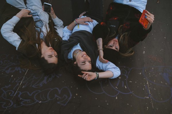 Conseils Essentiels : Comment Choisir des Colliers Ras du Cou à Merveille pour un Décolleté Carré